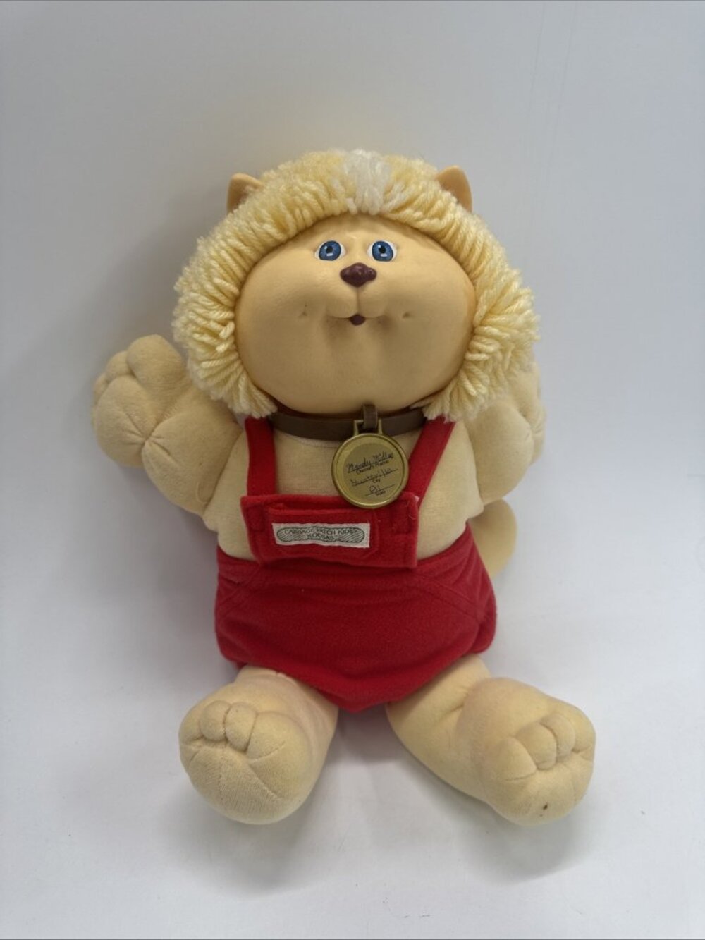 1983 Cabbage Patch Kids Koosas Cat Lion Plush Doll Red Overalls Necklace 15 inch